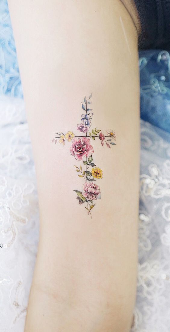 Cross tattoo: see designs that reflect faith and hope