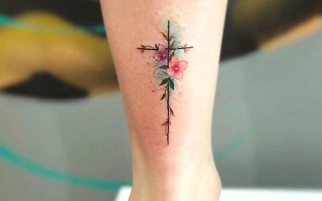 Cross tattoo: see designs that reflect faith and hope