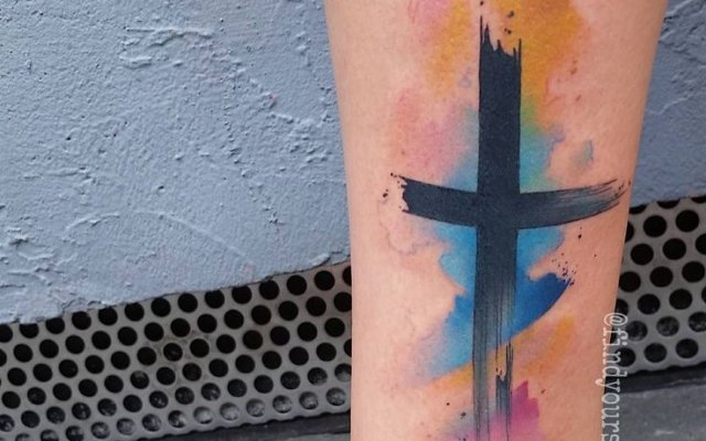 Cross tattoo: see designs that reflect faith and hope