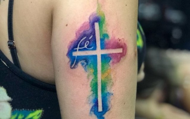 Cross tattoo: see designs that reflect faith and hope