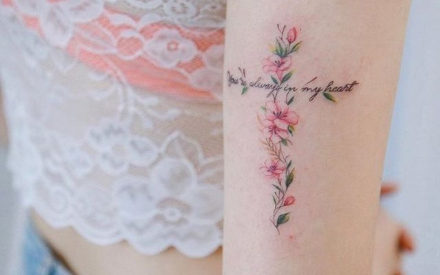 Cross tattoo: see designs that reflect faith and hope