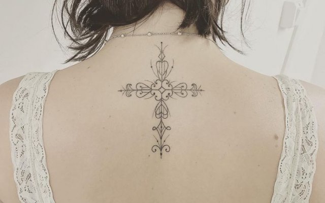 Cross tattoo: see designs that reflect faith and hope