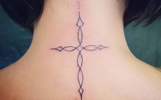 Cross tattoo: see designs that reflect faith and hope