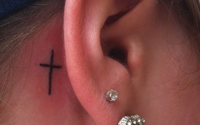 Cross tattoo: see designs that reflect faith and hope