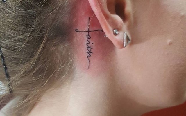 Cross tattoo: see designs that reflect faith and hope