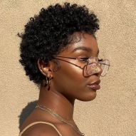 Femmes noires aux cheveux courts bouclés : 20 inspirations pour choisir votre nouvelle coupe