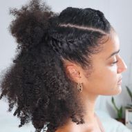 Tresse latérale dans les cheveux bouclés et crépus : 15 inspirations et comment le faire à la maison