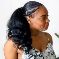 Tresse latérale dans les cheveux bouclés et crépus : 15 inspirations et comment le faire à la maison
