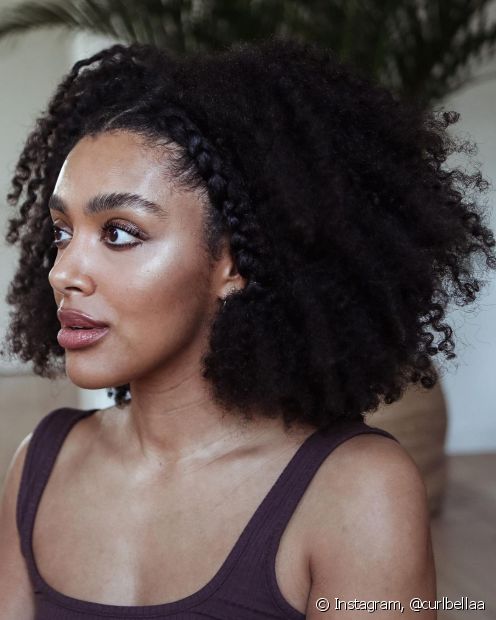 Side braid in curly and frizzy hair: 15 inspirations and how to do it at home