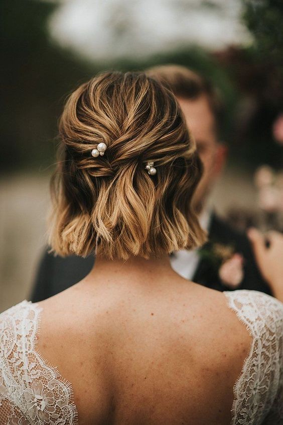 Coiffures de mariage : découvrez 45 looks pour cheveux courts