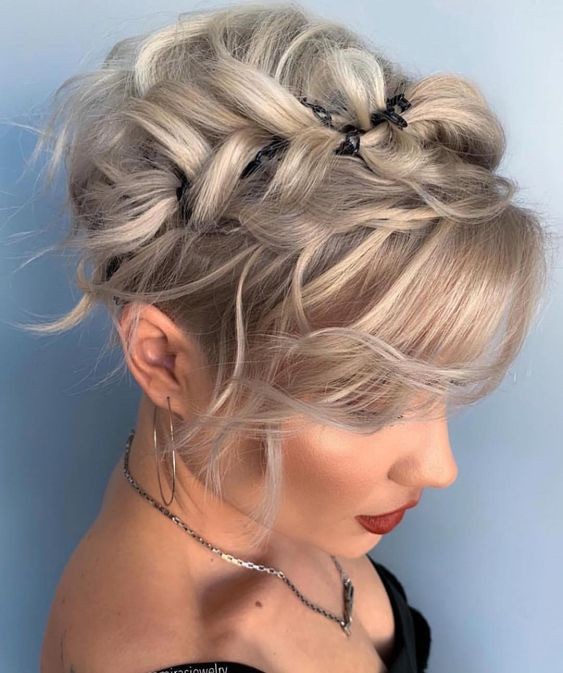 Coiffures de mariage : découvrez 45 looks pour cheveux courts