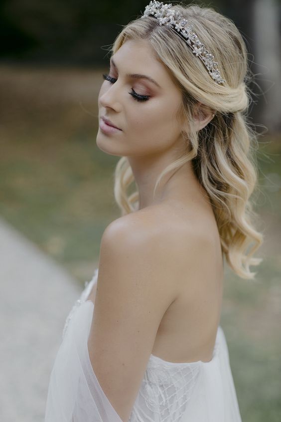 Coiffures de mariage : découvrez 45 looks pour cheveux courts