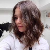 Je suis petit, quelle est la meilleure coupe de cheveux pour moi ? Découvrez les styles idéaux pour les femmes de cette taille