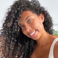 Come ridurre l'effetto crespo dei capelli ricci? Impara 5 passi!