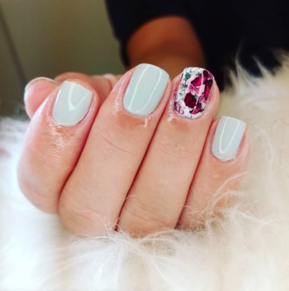 Get inspired by 9 styles of decorated gel nails