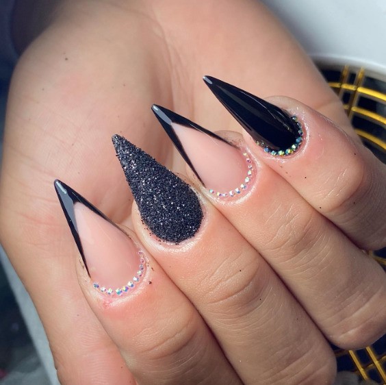 Get inspired by 9 styles of decorated gel nails