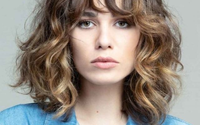 25 capelli alla moda di media lunghezza su cui scommettere