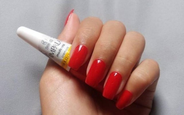 15 fashion models of red decorated nails to bet on