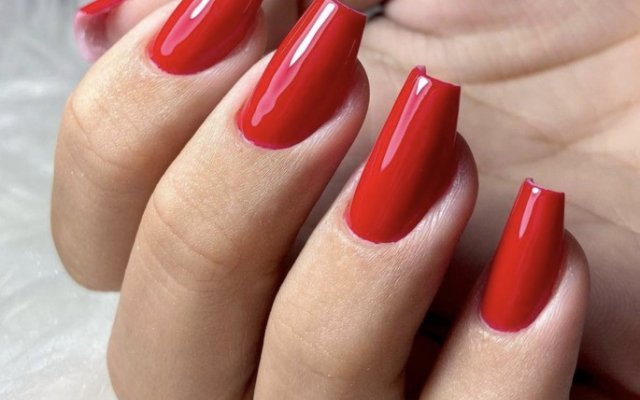 15 fashion models of red decorated nails to bet on