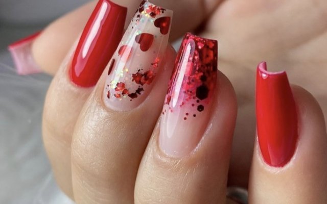 15 fashion models of red decorated nails to bet on