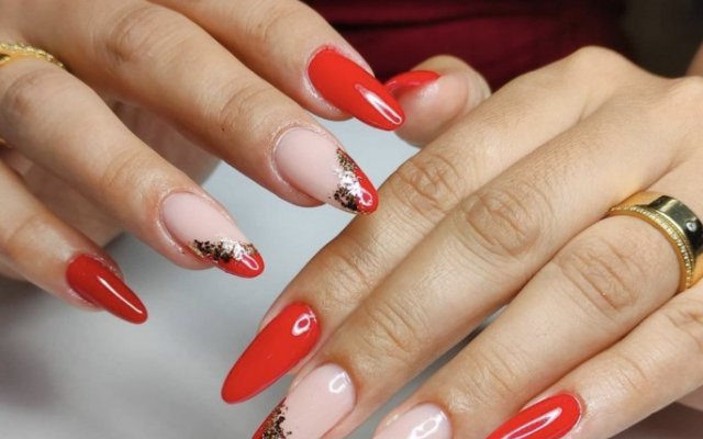 15 fashion models of red decorated nails to bet on