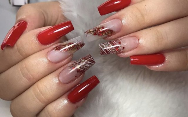 15 fashion models of red decorated nails to bet on