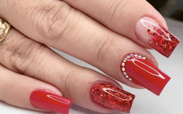 15 fashion models of red decorated nails to bet on