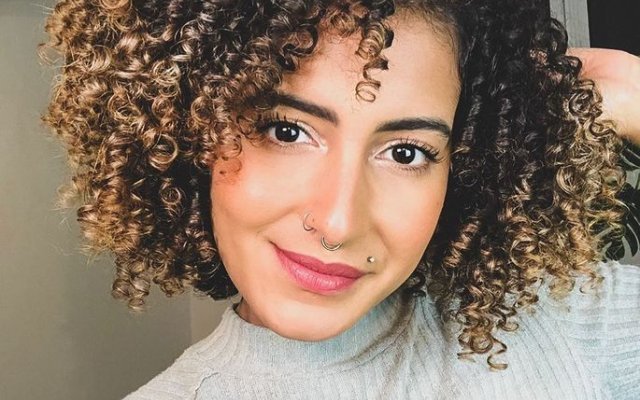 Cabello rizado con mechas: mira cómo cuidarlo y looks impactantes para inspirarte