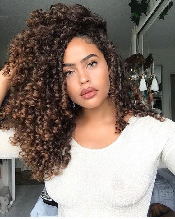 Curly hair with lights: check out how to take care of it and stunning looks to get inspired