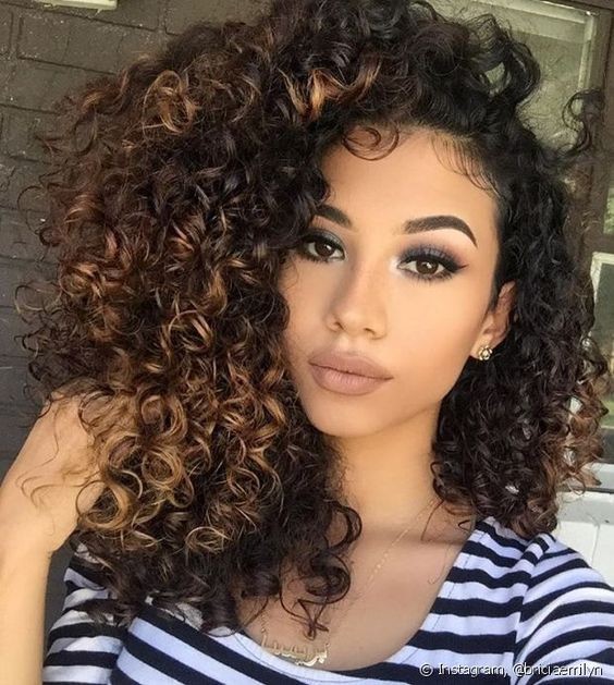 Curly hair with lights: check out how to take care of it and stunning looks to get inspired