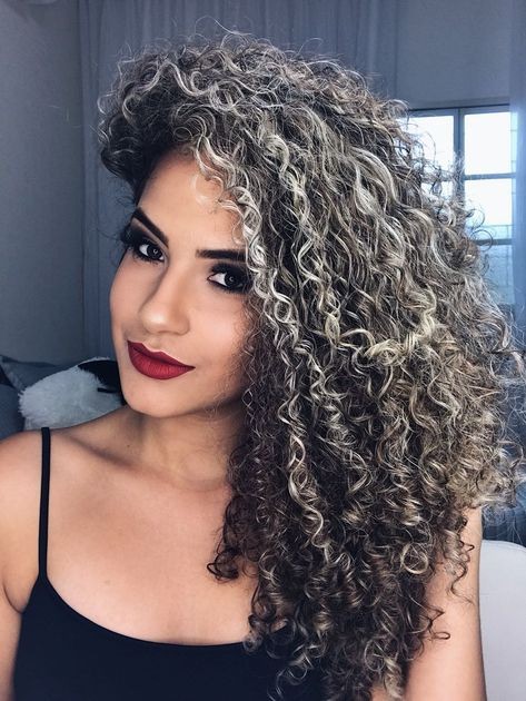 Cabello rizado con mechas: mira cómo cuidarlo y looks impactantes para inspirarte