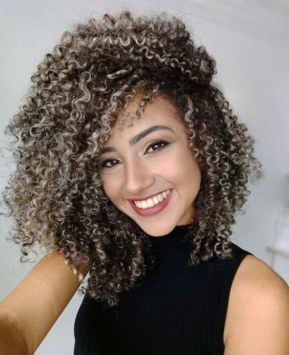 Cabello rizado con mechas: mira cómo cuidarlo y looks impactantes para inspirarte