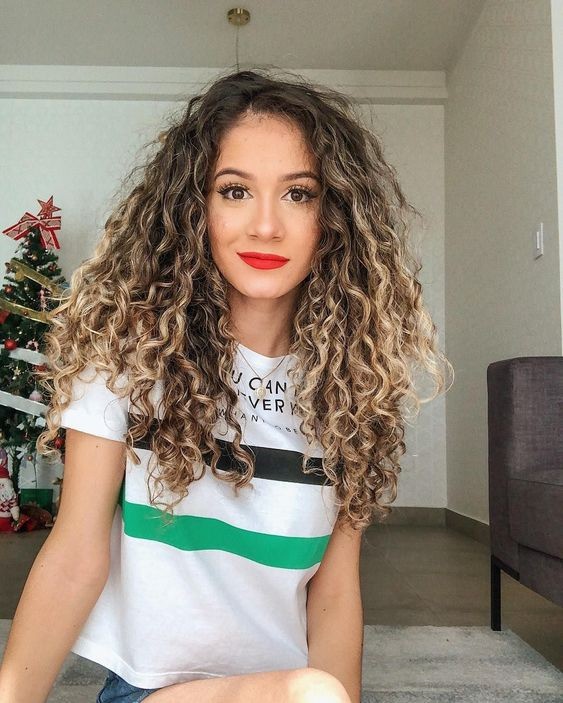 Curly hair with lights: check out how to take care of it and stunning looks to get inspired