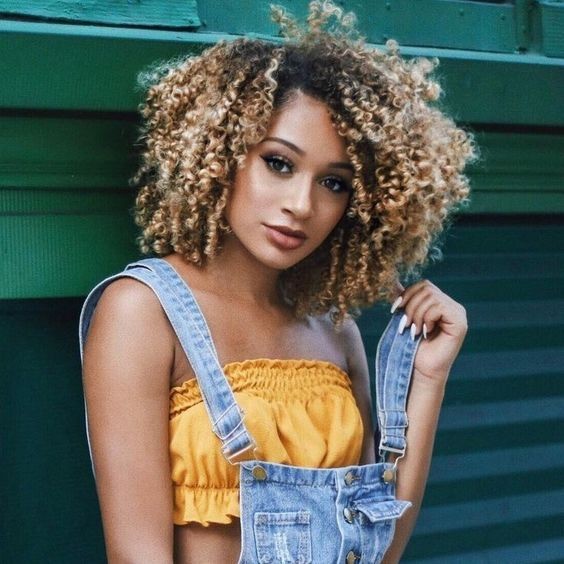 Curly hair with lights: check out how to take care of it and stunning looks to get inspired