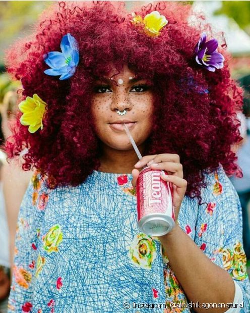 Cheveux bouclés colorés : violet, bleu, vert, rose... Voir 50 photos de boucles de différentes couleurs et laissez-vous inspirer