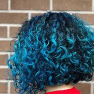 Cheveux bouclés colorés : violet, bleu, vert, rose... Voir 50 photos de boucles de différentes couleurs et laissez-vous inspirer