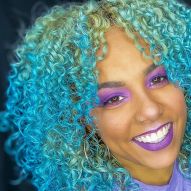 Pelo rizado de colores: morado, azul, verde, rosa... Mira 50 fotos de rizos con diferentes colores e inspírate