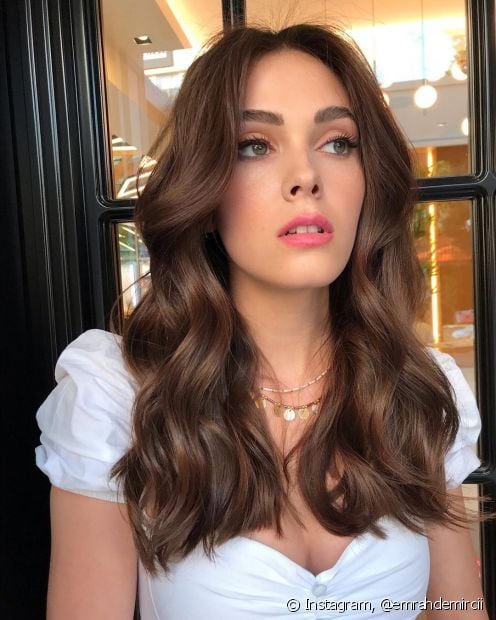 Is chocolate hair still a trend for 2022? These 15 influencers prove it!
