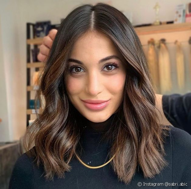 20 fotos de una morena iluminada con cabello medio liso para convencerte de apostar por el look