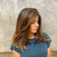 20 foto di una brunetta illuminata con i capelli lisci medi per convincerti a scommettere sul look