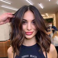 20 photos of a lit brunette with straight medium hair to convince you to bet on the look