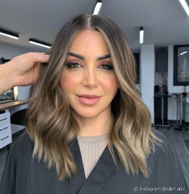 20 fotos de una morena iluminada con cabello medio liso para convencerte de apostar por el look