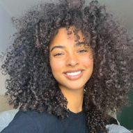 Rounded cut for frizzy and curly hair: inspirations and tips on how to choose yours