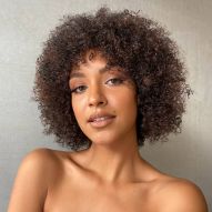 Rounded cut for frizzy and curly hair: inspirations and tips on how to choose yours