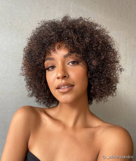 Rounded cut for frizzy and curly hair: inspirations and tips on how to choose yours