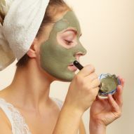Argile verte pour le visage : apprenez pas à pas à prendre soin de sa peau avec le produit naturel et pas cher