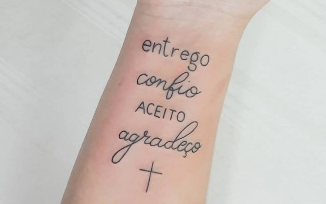 Frasi per tatuaggio femminile: scegli quella che ha a che fare con il tuo momento