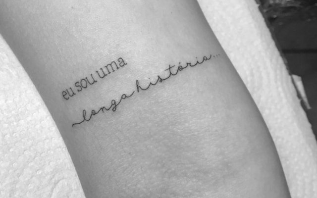 Frasi per tatuaggio femminile: scegli quella che ha a che fare con il tuo momento