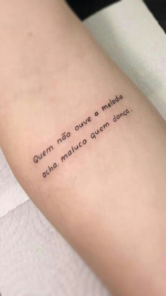 Frasi per tatuaggio femminile: scegli quella che ha a che fare con il tuo momento