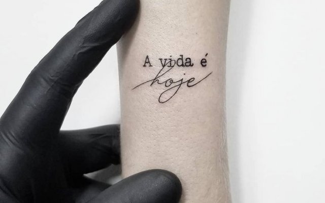 Phrases for female tattoo: choose the one that has to do with your moment